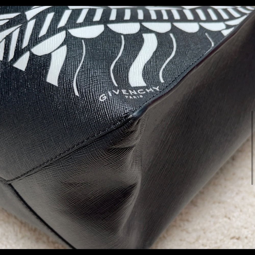 Givenchy- Power of Love print Genuine Leather bag - Picture 4 of 4